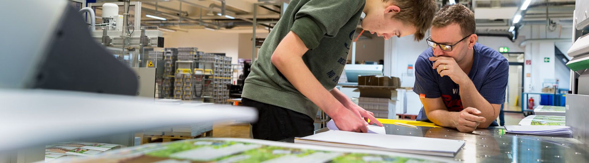 Ausbildung im Drucksaal bei Brüggli Medien