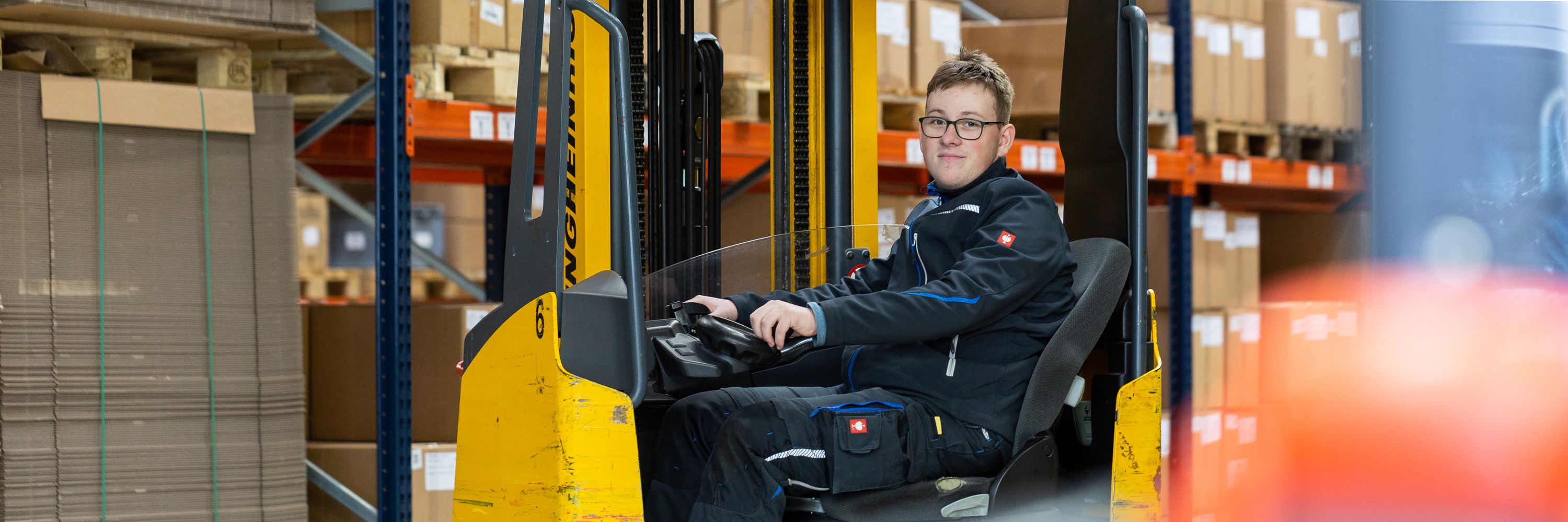 Auszubildender Logistiker von Brüggli Industrie fährt Gabelstapler