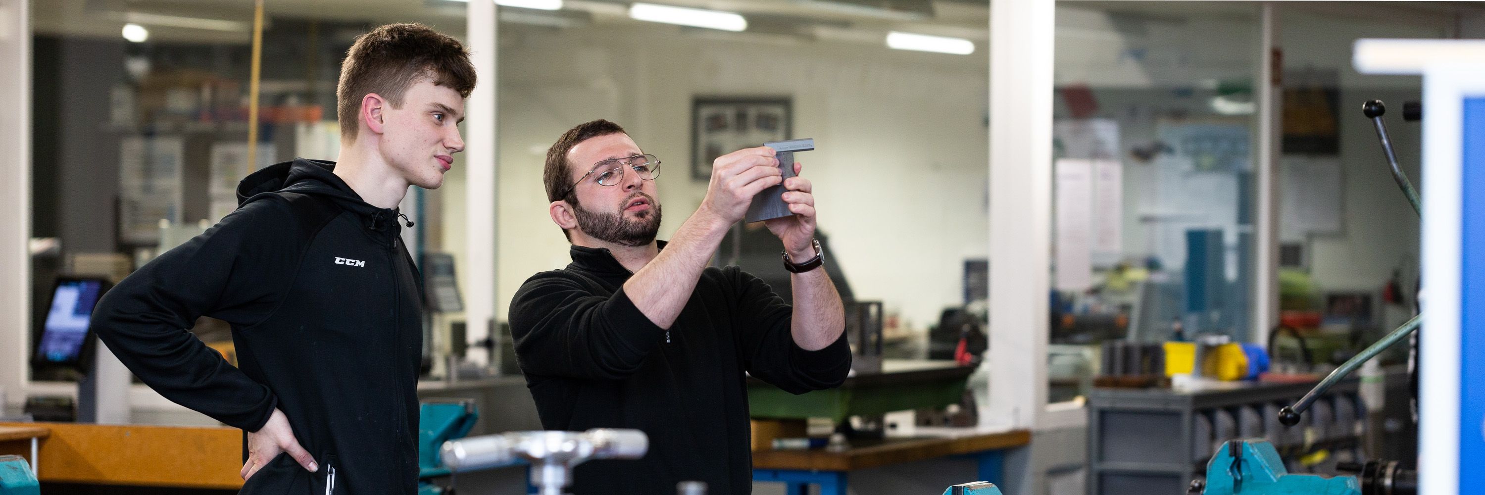 Lernender und Ausbildner der Mechanik von Brüggli Industrie