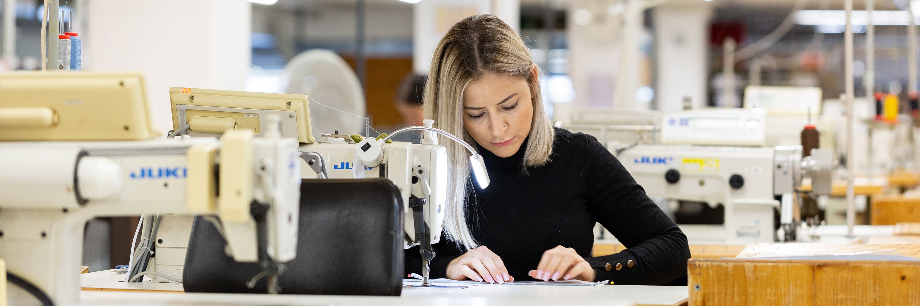 Mitarbeiterin der Textilabteilung von Brüggli Industrie