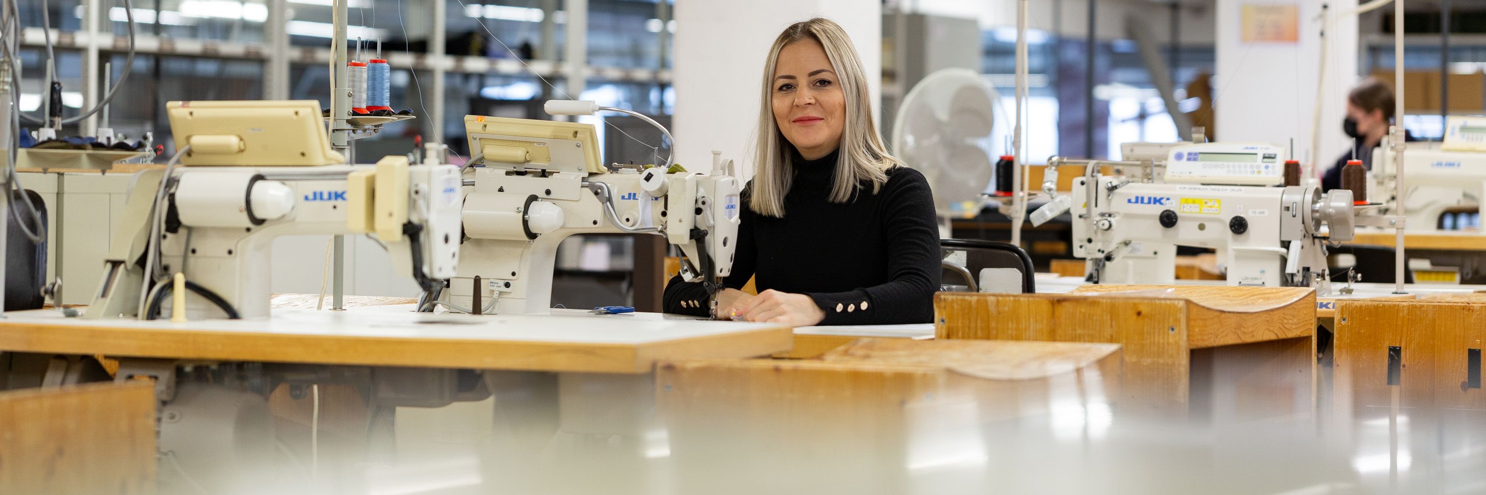 Mitarbeiterin der Textilabteilung von Brüggli Industrie