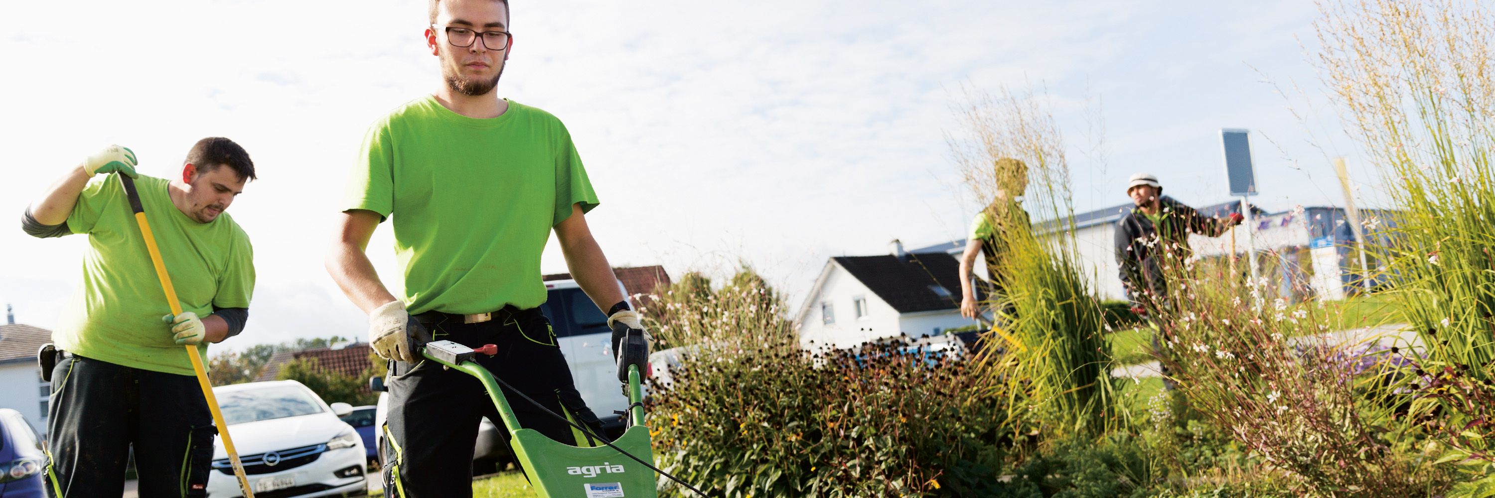 Brüggli Unterhalt & Technik bei der Gartenarbeit