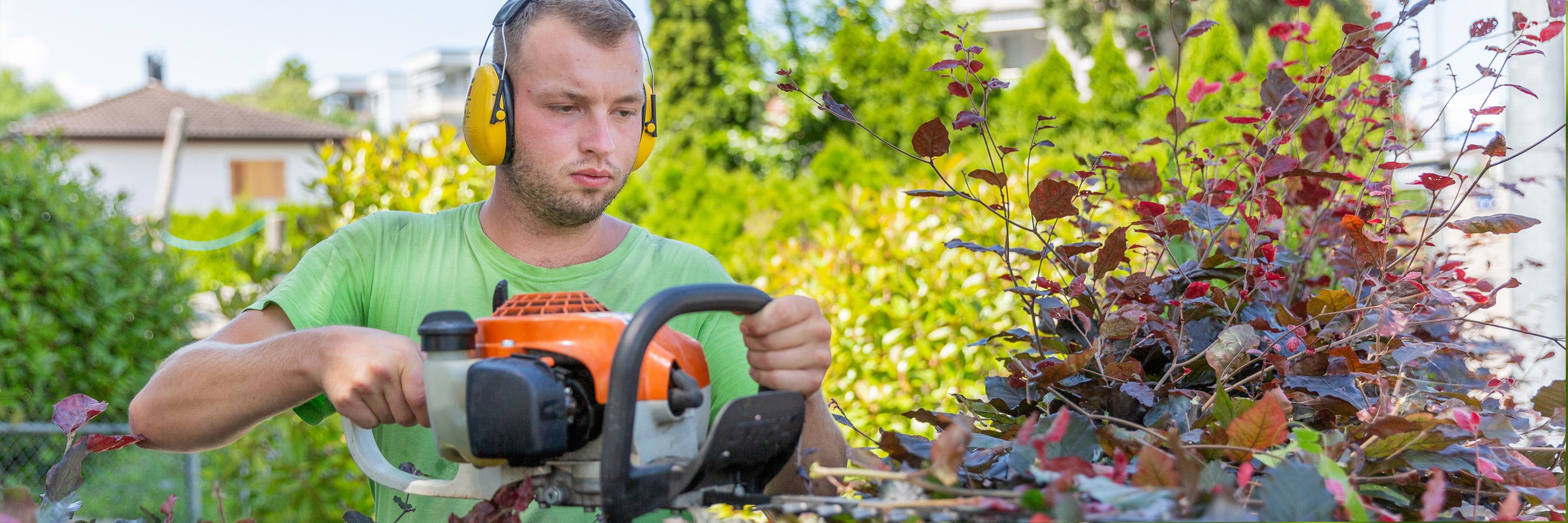 Brüggli Unterhalt & Technik beim Hecken Schneiden
