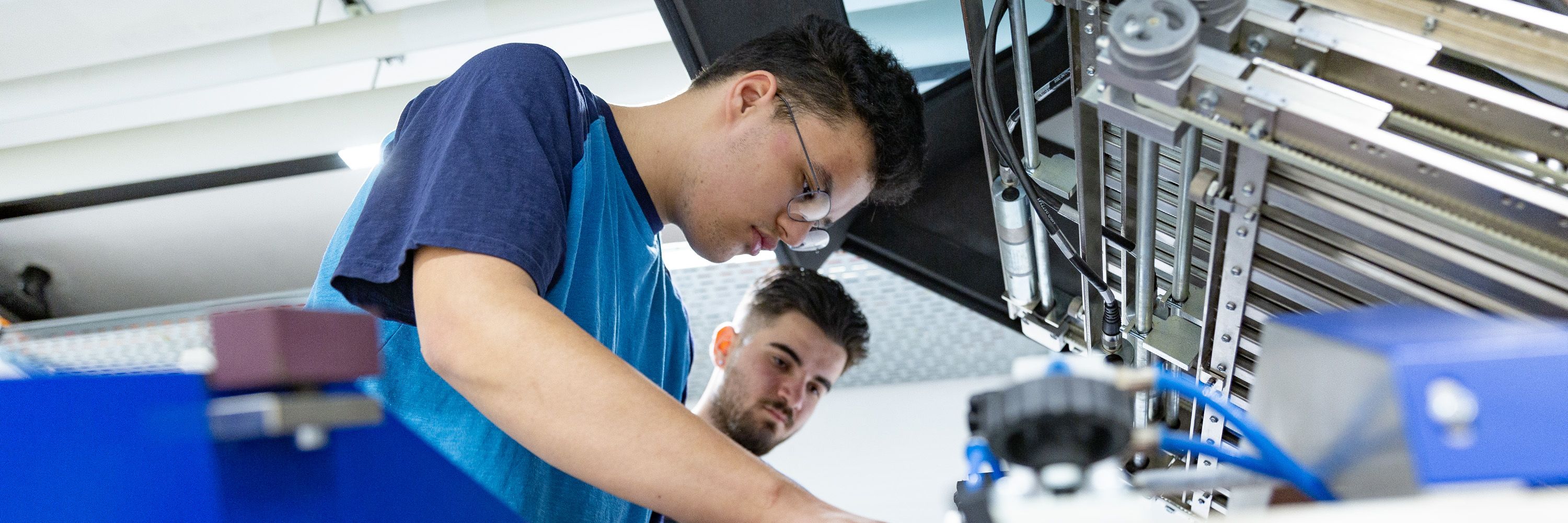 Lernende von Brüggli Industrie bei der Arbeit